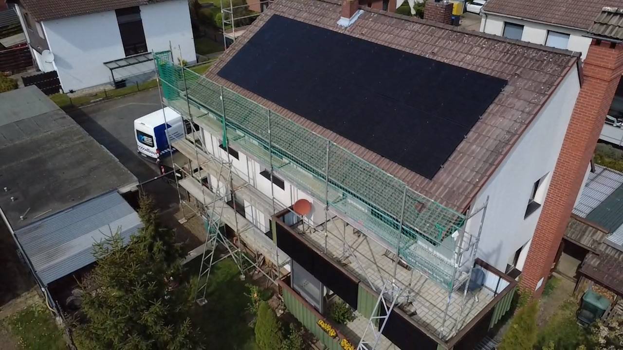 Drohnen­aufnahme während der Montage einer PV-Anlage mit Gerüst