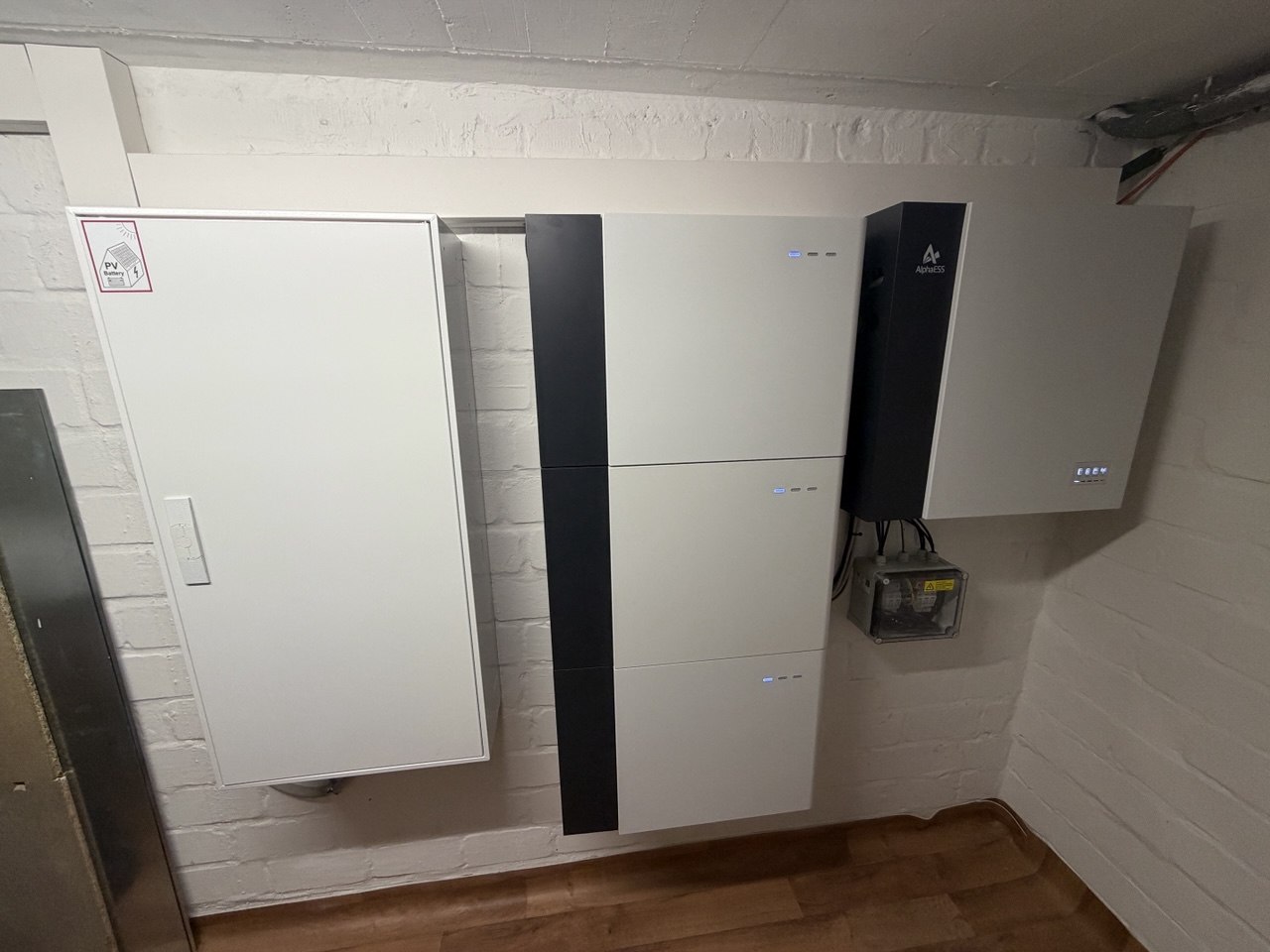 AlphaESS Speicher­module modular an der Keller­wand