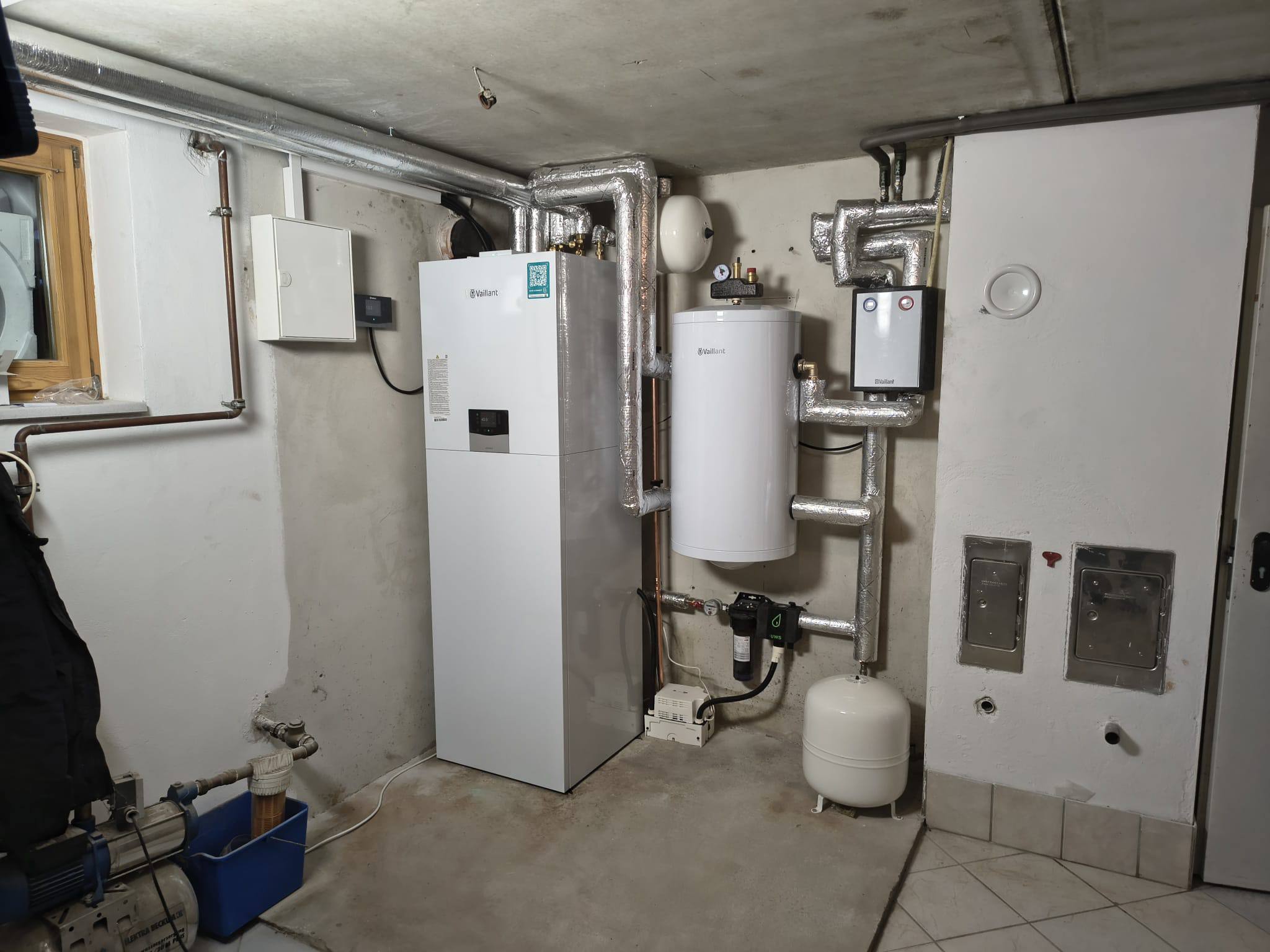 Vaillant Innenmodul mit Standspeicher und Verrohrung im Heizraum, Region Wolfsburg