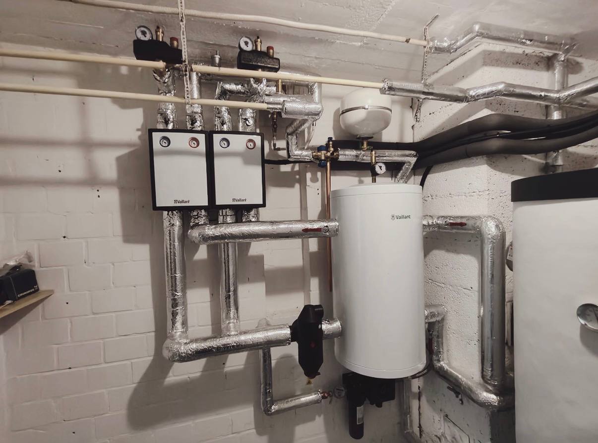 Vaillant Heiz­raum mit Verteiler, Pufferspeicher und Isolations­rohren